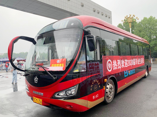 獨(dú)家！洛陽一高校畢業(yè)生返?？擅赓M(fèi)乘公交直達(dá)宿舍