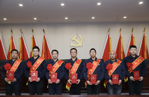 0206 修理能手從左至右依次為 邵冠峰、王寶玉、潘春樂(lè)、李龍、許特斯、韓利杰、寇增亮.jpg