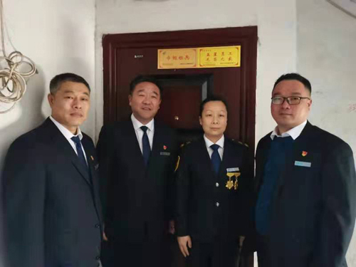 “一人得獎，全家光榮” 送“牌”上門，集團(tuán)為標(biāo)兵先進(jìn)送去榮譽(yù)喜報牌匾