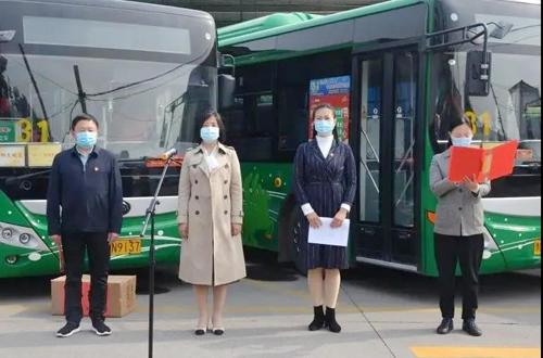 巾幗建功展英姿，獻(xiàn)身公交創(chuàng)佳績——市婦聯(lián)領(lǐng)導(dǎo)為我司“三八紅旗集體”等榮譽(yù)頒獎(jiǎng)授牌