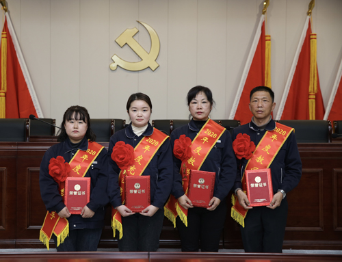 0207 從左至右依次為 點(diǎn)鈔能手王璐、充值能手孫昭娣、教學(xué)能手王慧娟、孫衛(wèi)東.jpg