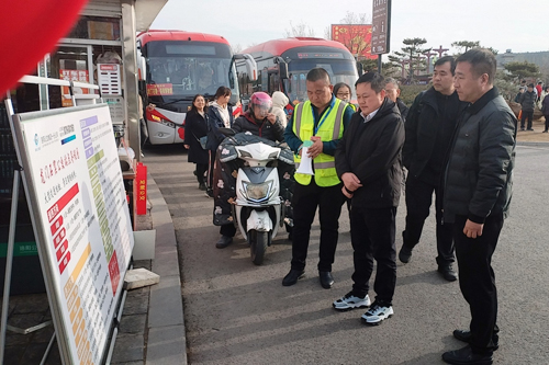 A1 集團黨委書記、董事長王保東到龍門石窟公交站調研